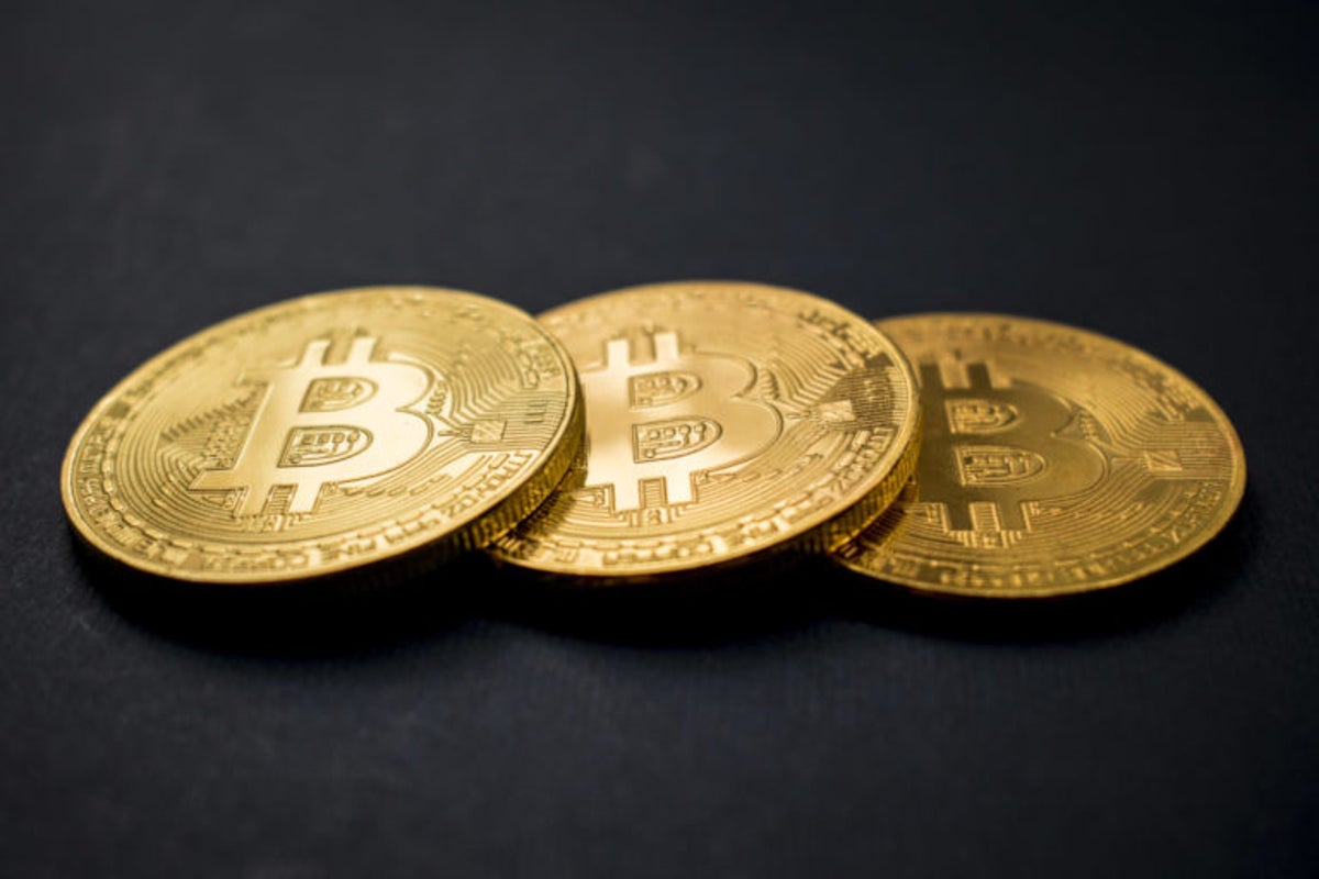 ar trebui să investești în acțiuni sau bitcoin