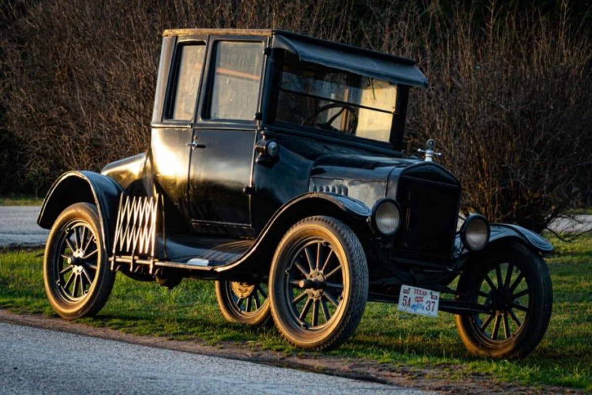 A Guide to Antique Car Insurance in 2024 • Benzinga